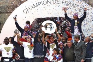 Montpellier oyuncuları Ligue 1 kupasını kaldırırken